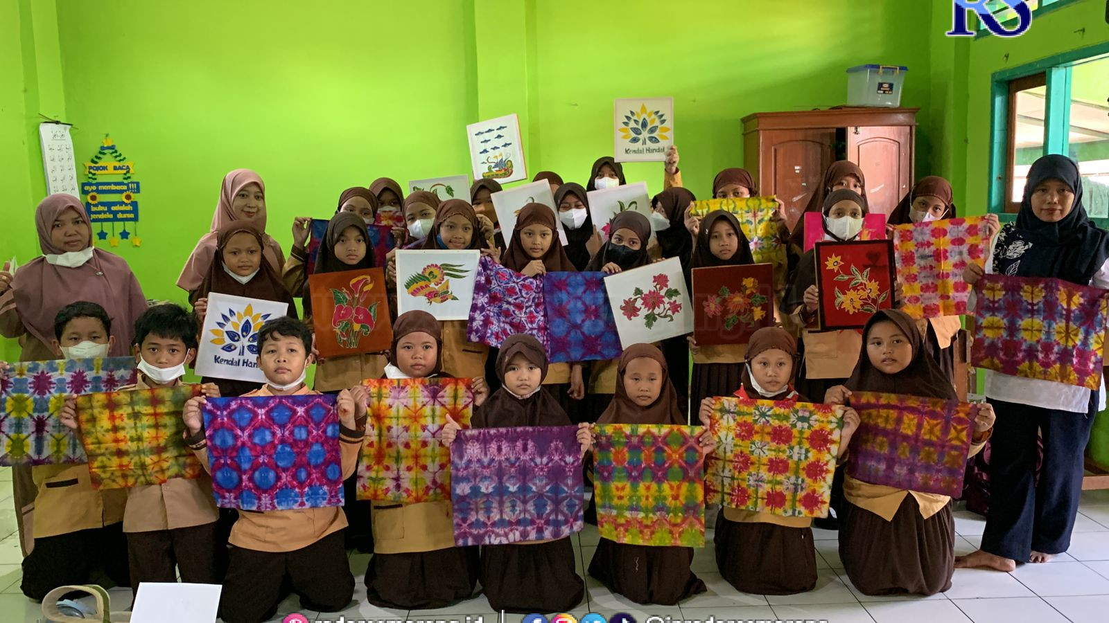 Siswa SD IT Robbani Kendal antusias mengikuti ekstrakurikuler membatik. (DEVI KHOFIFATUR RIZQI/ JAWA POS RADAR SEMARANG)