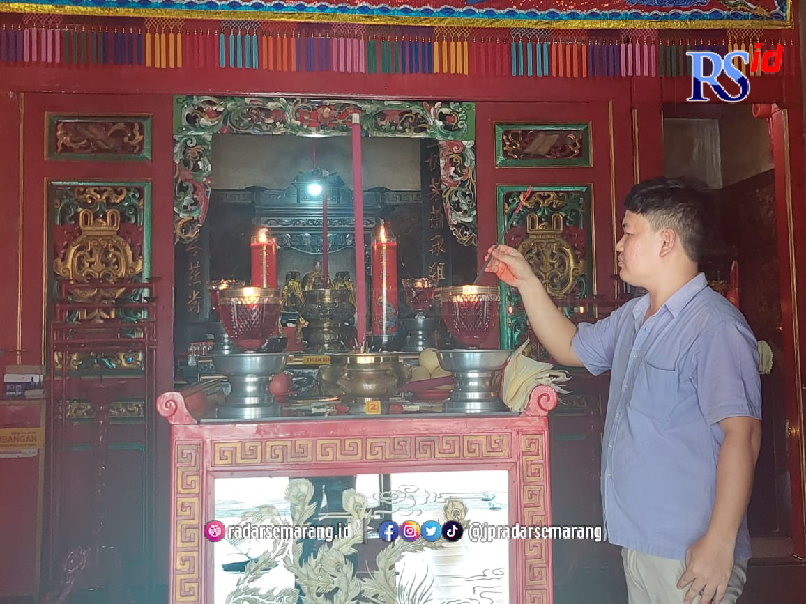 Peribadatan di Kelenteng Poo An Bio sambut Imlek. (Wahib Pribadi/Jawa Pos Radar Semarang)