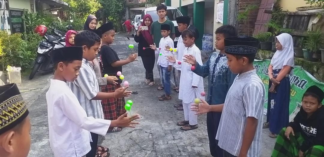 Anak-anak di RW 4 Kelurahan Bongsari lomba memainkan lato-lato, sebagai aksi kurangi main gadget dan mengenal sosial, Minggu (22/1). (IDA FADILAH/JAWA POS RADAR SEMARANG)