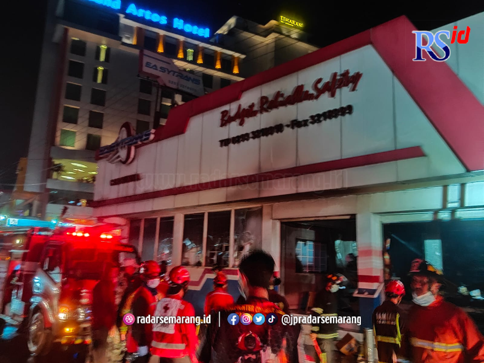 Petugas saat memadamkan gedung PO Easytrans di Jalan Mayjen Bambang Soegeng No.3, Kedungdowo, Mertoyudan, Kecamatan Mertoyudan, Kabupaten Magelang terbakar karena korsleting. (M. Iqbal Amar/Jawa Pos Radar Semarang)