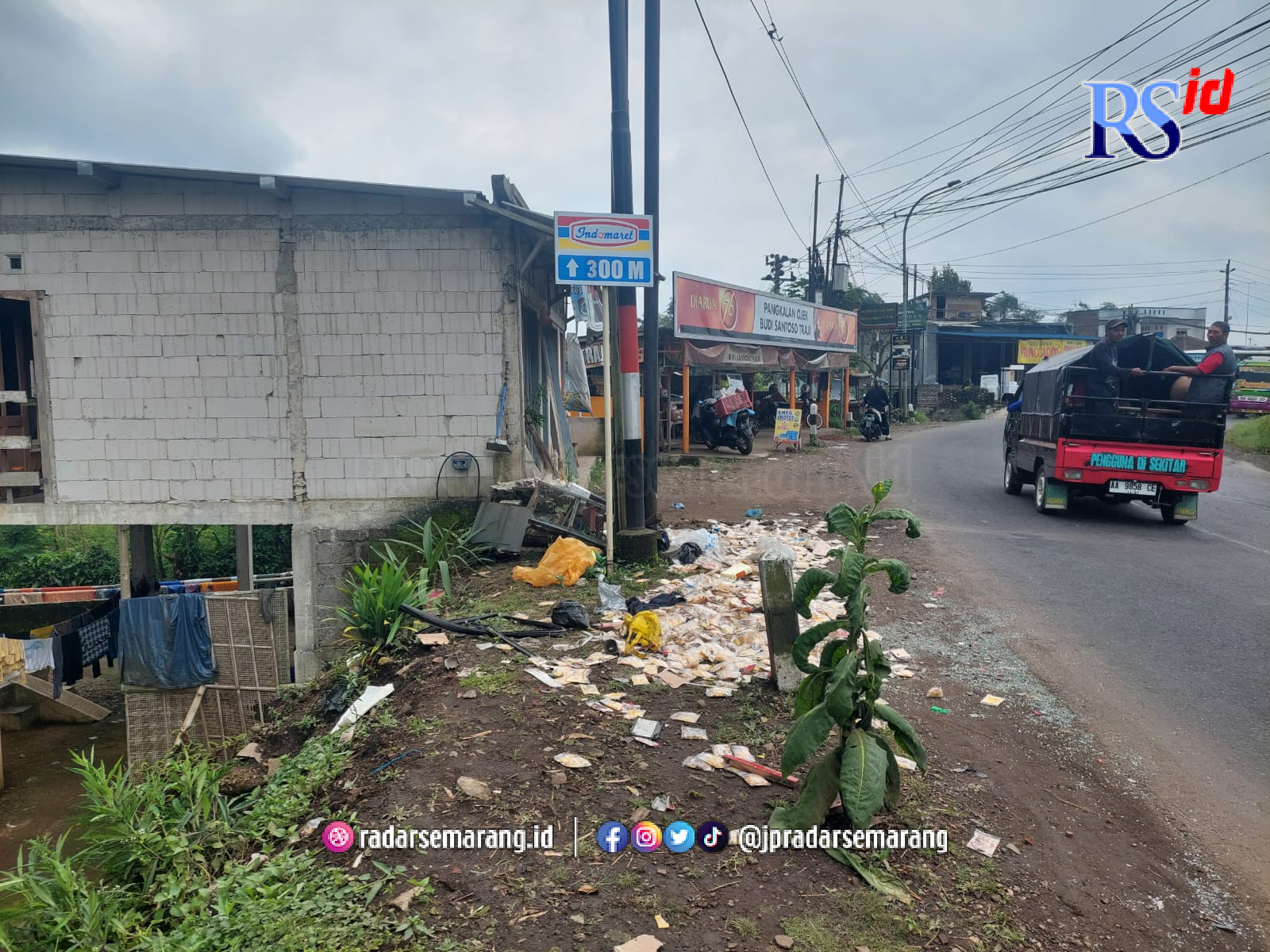 Lokasi kecelakaan lalu lintas depan pos ojek Desa Traji, Kecamatan Parakan, Kabupaten Temanggung, Senin (30/1). (ADDIN ALFATH/ JAWA POS RADAR SEMARANG)