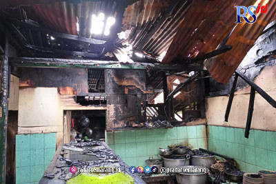 Caption foto: Warung Sop Senerek Bu Atmo terbakar pagi tadi pukul 05.50, dan sudah terpasang garis polisi.(ROFIK SYARIF G P/JAWA POS RADAR SEMARANG)