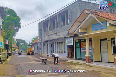Kantor Kepala Desa Bumiayu Kecamatan Kajoran, tempat Kades BS sehari-hari ngantor. Warga setempat  sempat mendemo kades yang digerebek dengan guru SD. (M. Iqbal Amar/Jawa Pos Radar Semarang)