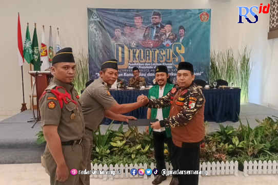 Ketua PC GP Anssor Kendal Misbahul Munir bersama Kasatkorcab Banser Kendal Alex Nur Abyadl saat membuka Diklatsus di Hotel Sae Inn, Jumat (20/1/2023). (BUDI SETIYAWAN/JAWA POS RADAR SEMARANG)