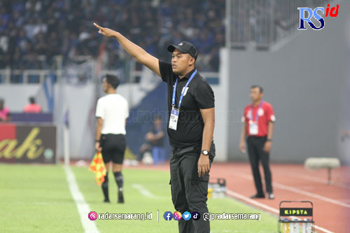 Achmad Resal ketika mendampingi PSIS melawan Bhayangkara FC Senin (9/1/2023) kemarin. (Baskoro Septiadi/Jawa Pos Radar Semarang)