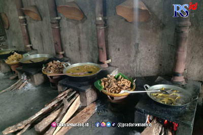 Cara memasak dengan pawon tradisional menjadi daya tarik pembeli. Karena pembeli bisa ambil sendiri sepuasnya. (Denisa Putri/Jawa Pos Radar Semarang)