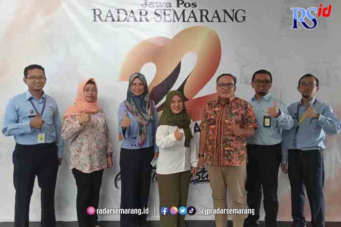 MEDIA VISIT: Perwakilan KPP Madya Semarang saat berkunjung ke Jawa Pos Radar Semarang diterima GM JAwa Pos Radar Semarang, Iskandar dan Manajer Keuangan Indah Fajarwati. (Karman/RadarSemarang.ID)