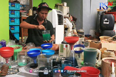 Ahmad Arifin tengah mengolah IC komputer menjadi emas 24 karat. (NUR CHAMIM/ JAWA POS RADAR SEMARANG)