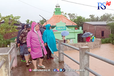 Wali Kota Semarang Hevearita Gunaryanti Rahayu saat meninjau banjir di Kelurahan Mangunharjo, Kecamatan Tugu, beberapa waktu lalu. (Adennyar Wycaksono/Jawa Pos Radar Semarang)
