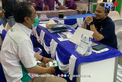 Salah satu calon jamaah umrah berkonsultasi untuk keberangkatan umrah saat Ramadan mendatang. (KHAFIFAH ARINI PUTRI/JAWA POS RADAR SEMARANG)