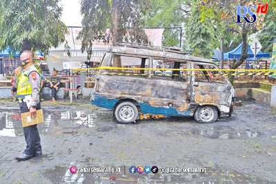 Tinggal rangka mobil setelah api berhasil dipadamkan di Kajen, Minggu (29/1).  (Istimewa)