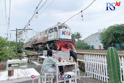 Pengunjung tampak asyik nongkrong dan menikmati pemandangan kereta api yang lewat. (DEVI KHOFIFATUR RIZQI/ JAWA POS RADAR SEMARANG)