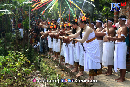 Warga Kandri melakukan kirab budaya dengan membawa gunungan berupa sembako, hasil bumi, buah-buahan, dan makanan yang merupakan rasa syukur kepada Tuhan YME Minggu (22/1). (NUR CHAMIM/JAWA POS RADAR SEMARANG)