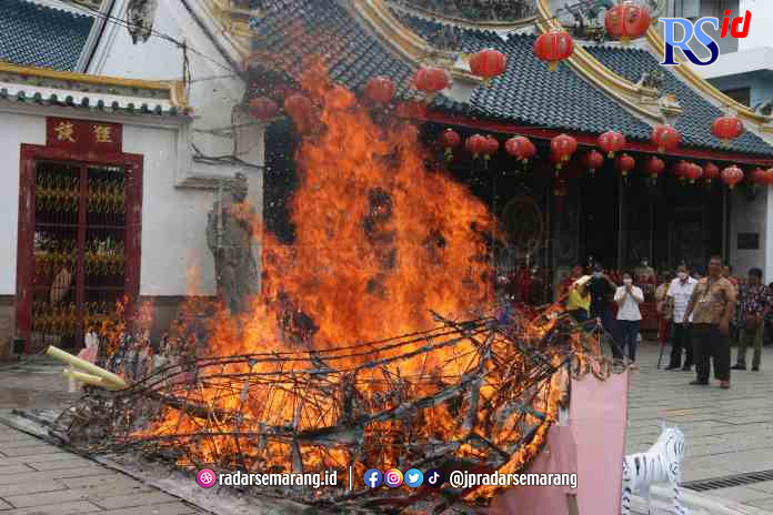 BAKAR REPLIKA KAPAL: Pemilik shio yang diyakini punya nasib kurang baik alias ciong Kelenteng Tay Kak Sie Semarang menggelar upacara Po Un dan Ciswak sebagai tolak bala, kemarin. (NUR CHAMIM/ JAWA POS RADAR SEMARANG)