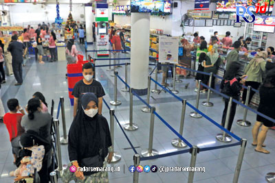 Pusat oleh-oleh khas Semarang yang menjual bandeng presto paling diserbu para wisatawan luar daerah. (NUR CHAMIM/JAWA POS RADAR SEMARANG)