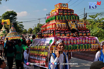 Ribuan warga Kota Pekalongan mengikuti pawai Hari Amal Bakti (HAB) 77 dengan mengusung gunungan di jalanan protokol Sabtu (14/1). (Istimewa)