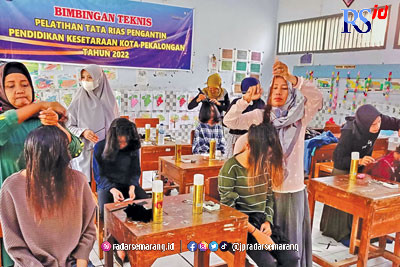 Siswa SKB Kota Pekalongan saat belajar tata rias, Kamis (5/1). (Lutfi Hanafi/Jawa Pos Radar Semarang)