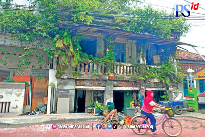 Bangunan bekas Studio Foto Gerak Cepat di Jalan Layur 121 Kampung Melayu yang mulai dirambati tumbuhan liar. (IDA FADILAH/JAWA POS RADAR SEMARANG)