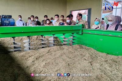 Pj Bupati Batang Lani Dwi Rejeki saat meninjau fasilitas mesin pengeringan di lumbung pangan Desa Sidorejo, Kecamatan Gringsing. (RIYAN FADLI/JAWA POS RADAR SEMARANG)