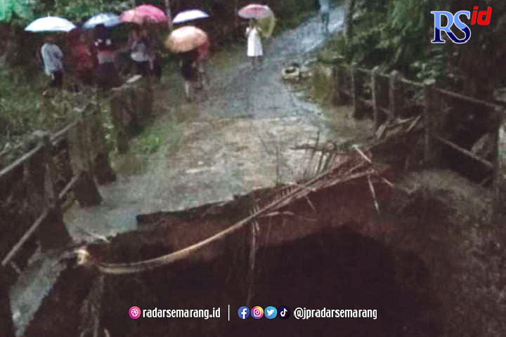 Longsor juga menyebabkan jembatan penghubung Desa Tempuran dan Desa Kaloran putus, di Dusun Ngadisari Desa Tempuran Kecamatan Kaloran. (Istimewa)
