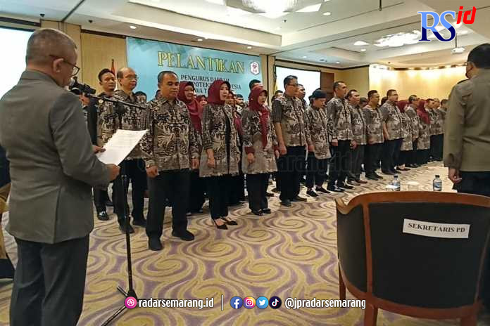 Ketua Umum PP IAI Noffendri Roestam memimpin pembacaan janji pengurus pada pelatikan PD IAI Jawa Tengah di Hotel Grand Candi Semarang, kemarin. (Istimewa)