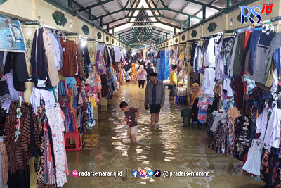 Area dalam menuju Makam Sunan Kalijaga Kadilangu, Demak ikut terendam banjir. (WAHIB PRIBADI/JAWA POS RADAR SEMARANG)