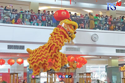Penampilan barongsai yang menari di atas tonggak di Atrium Artos Mall Kamis (22/1). (PUPUT PUSPITASARI/JAWA POS RADAR SEMARANG)