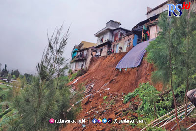 Bencana tanah longsor di Dusun Kalilembu, Desa Dieng Wetan, Kejajar yang nyaris menyentuh rumah warga. (Istimewa)
