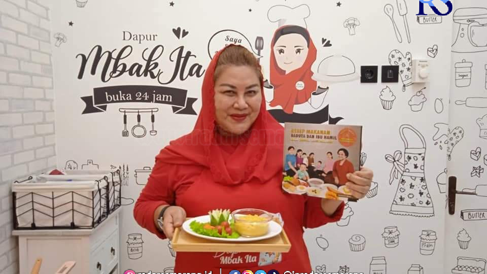 Mbak Ita mempraktikkan buku Resep Makanan Baduta dan Ibu Hamil untuk Generasi Emas Indonesia yang dibuat langsung oleh Ketua Umum PDI Perjuangan Megawati Soekarnoputri. (Istimewa)