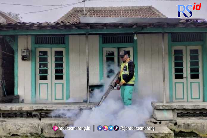 Petugas fogging saat memberantas nyamuk aedes aegypti di Kabupaten Kendal. (DEVI KHOFIFATUR RIZQI/ JAWA POS RADAR SEMARANG)