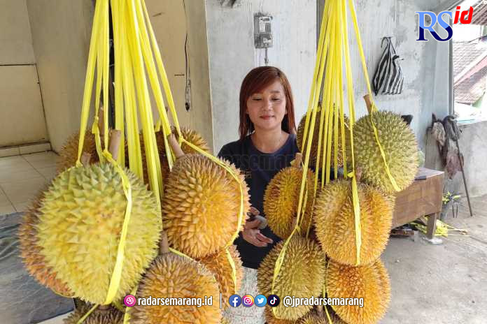 Sugiyanti, salah satu penjual duren di Tuntang. (Dhinar Sasongko/Jawa Pos Radar Semarang)