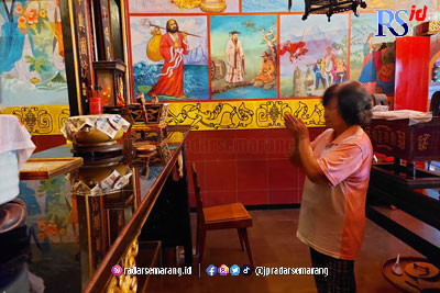 Ketua Kelenteng Dharma Nugraha Parakan Temanggung Sugiyarti usianya sudah 79 tahun. Namun masih tetap semangat.  (ADDIN ALFATH/ JAWA POS RADAR SEMARANG)