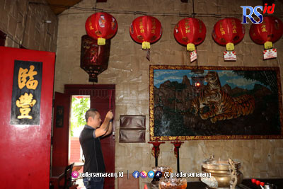 Djohan Gondo Kusumo saat berdoa di Kelenteng Tek Hay Bio Semarang. (NUR CHAMIM/ JAWA POS RADAR SEMARANG)