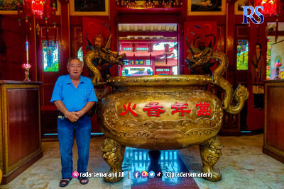 Ketua Umum TITD Hok An Kiong Muntilan Budi Raharjo di samping hiolo atau tempat abu terbesar di Asia Tenggara. (M. Iqbal Amar/Jawa Pos Radar Semarang)