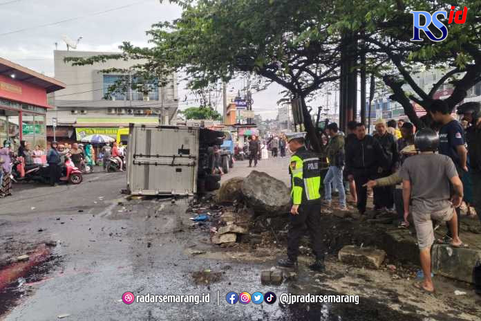 Pihak kepolisian melakukan evakuasi truk yamg terguling di Sub Terminal Karangjati. (Istimewa)