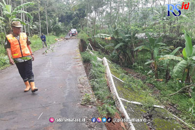 Jalan penghubung Desa Tlogowungu dan Desa Getas di Kecamatan Kaloran yang ditutup akibat talud longsor sehingga aspal jalan menggantung dan retak-retak, Kamis (5/1). (Istimewa)