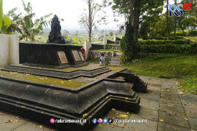 Monumen meteorit di Desa Wonotirto yang saat ini minim dikunjungi masyarakat. (ALIF WAHYU/JAWA POS RADAR SEMARANG)