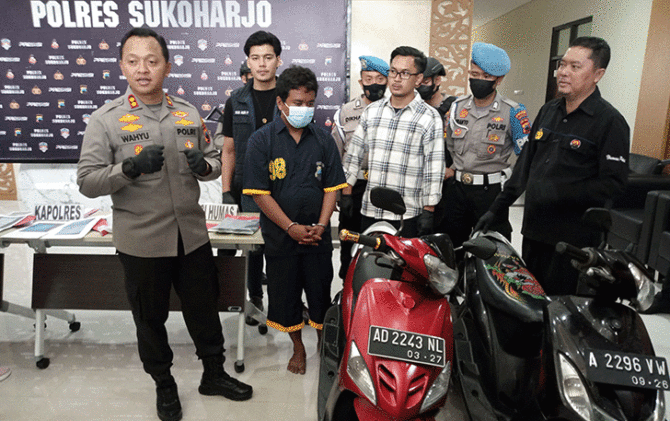 Kapolres Sukoharjo AKBP Wahyu Nugroho Setyawan menunjukkan pelaku dan barang bukti pembunuhan siswi SMP di Pandeyan, Grogol, Rabu (25/1). (IWAN KAWUL/RADAR SOLO)