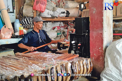 Muchamad Yasirun perajin suvenir dari kayu di Desa Pucang, Kecamatan Secang, Kabupaten Magelang. (Hilmi Riris/Jawa Pos Radar Semarang)