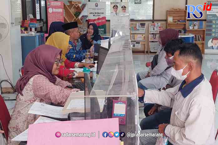 REKAM E-KTP : Pelayanan di kantor Dinas Kependudukan dan Pencatatan Sipil (Disdukcapil) Kabupaten Temanggung. (DOKUMENTASI ADDIN ALFATH/ JAWA POS RADAR MAGELANG)