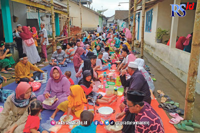 Warga Dusun Pabelan Desa Pancuranmas mengadakan sadranan di halaman  Masjid Sabillul Muttaqin, Jumat (27/1). (DENISA PUTRI/JAWA POS RADAR SEMARANG)