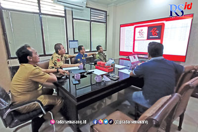 Kepala Diskominfo Kota Semarang, Soenarto ketika memimpin tim juri memilih desain logo HUT Kota Semarang. (ADENNYAR WYCAKSONO/JAWA POS RADAR SEMARANG)