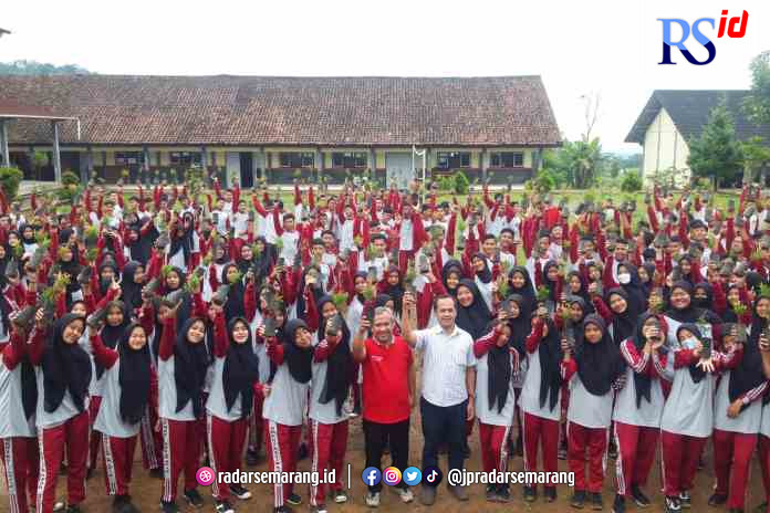 SIAPKAN BIBIT : Para siswa SMKN 1 Kalikajar menunjukkan bibit pohon pucuk merah yang akan ditanam di lapangan sekolah Jumat (27/1). (Istimewa)