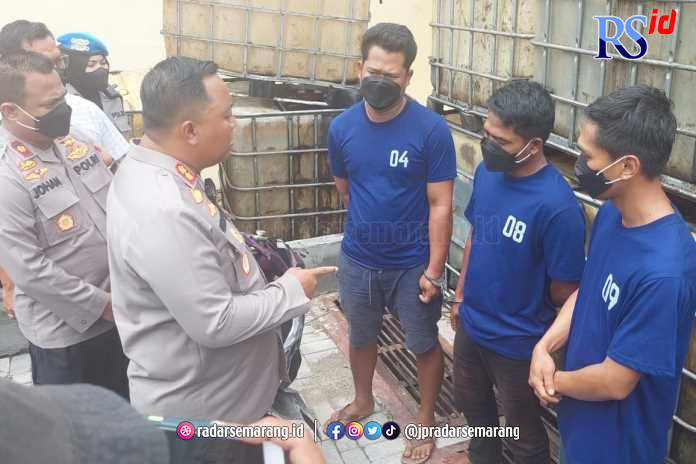 Kapolres Demak AKBP Budi Adhy Buono gelar perkara terkait penyalahgunaan BBM subsidi. (Wahib Pribadi/Jawa Pos Radar Semarang)