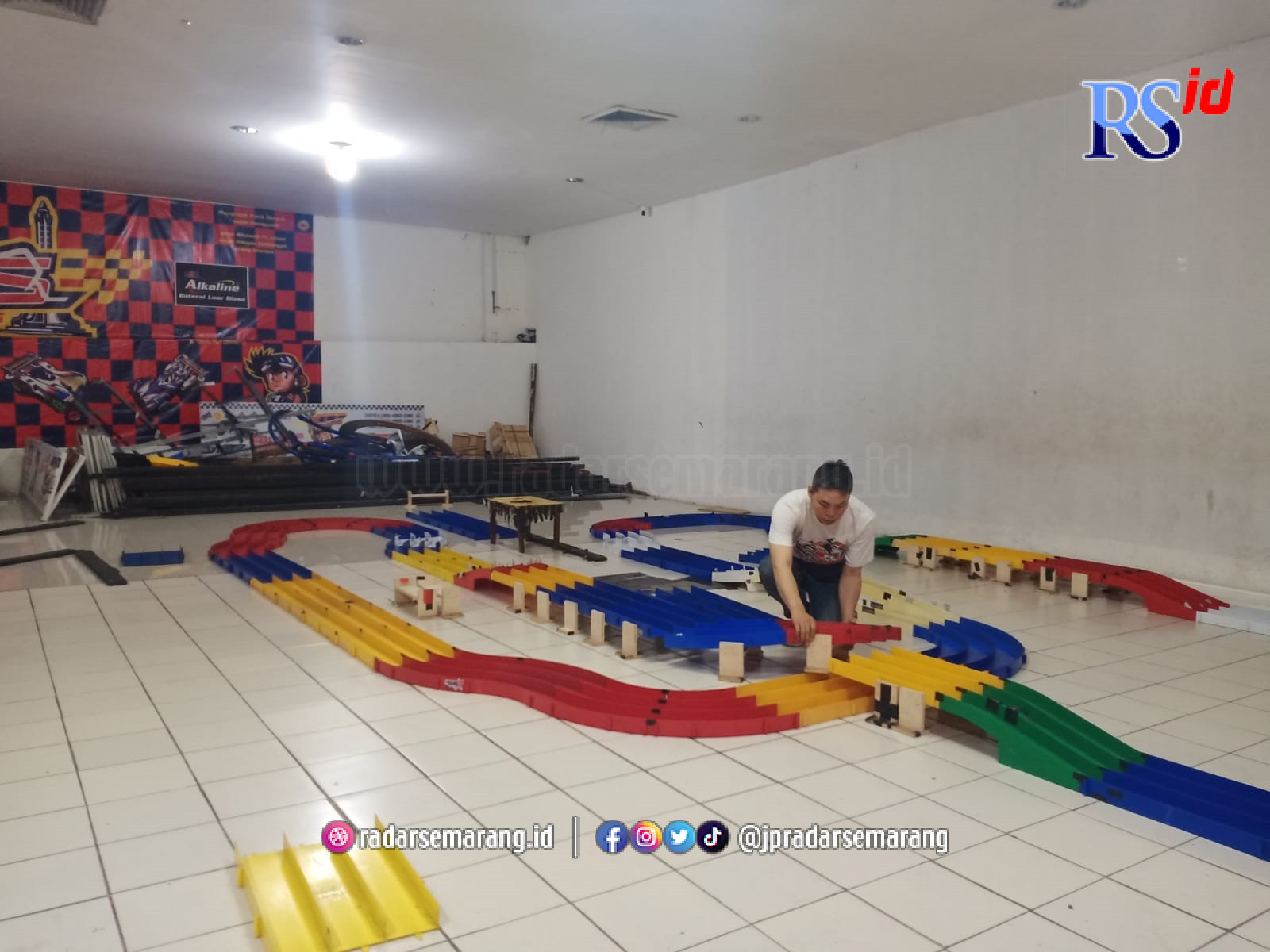 Buyung sedang menyusun trek Tamiya di Terminal Tamiya Semarang, Selasa (24/01/2023). (EUGENIO FEBRYAN PERMANA PUTRA/JAWA POS RADAR SEMARANG)