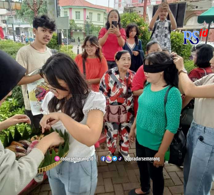 Tim Jadoel dari Udinus Semarang mencoba mengenalkan makanan tradisional lewat permainan di kawasan Kota Lama, kemarin. (Istimewa)