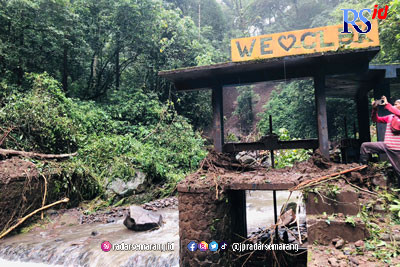 Longsor terjadi di salah satu spot foto di wisata Curug Lawe dan Curug Benowo Kalisidi (CLBK). (Istimewa)