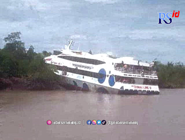 Kapal Domestik MV Dumai Line 9 tujuan Selatpanjang yang membawa ratusan penumpang terdampar di Persisir Perairan Kecamatan Tebingtinggi Timur, Kepulauan Meranti, Ahad (12/2/2023) siang. (ISTIMEWA)