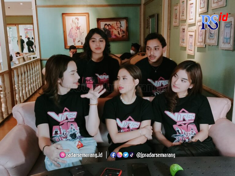 Para pemain film Virgo and The Sparklings saat Goes to Bandung di XXI Empire BIP Bandung, Sabtu (18/2/2023). (Radar Bandung)