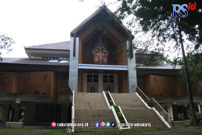 Gedung Ki Narto Sabdo di kompleks Taman Budaya Raden Saleh (TBRS) Semarang yang tinggal finishing. (NURCHAMIM/JAWA POS RADAR SEMARANG)